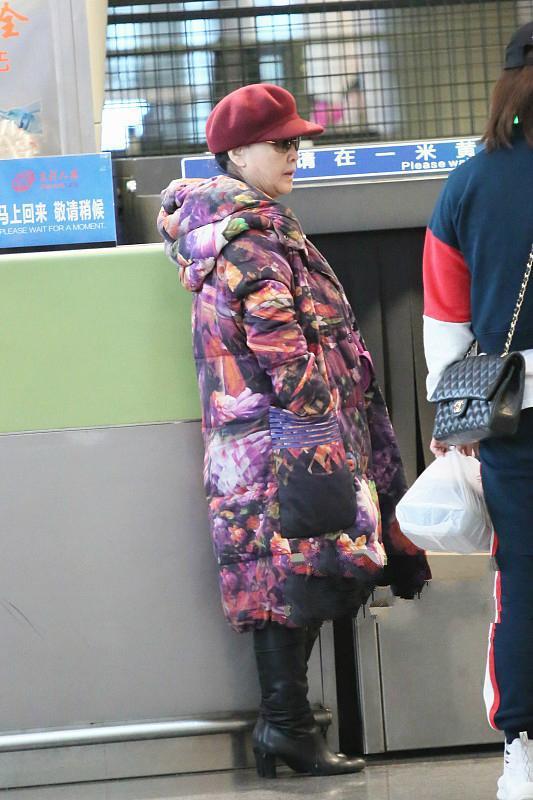 不戴假發的李谷一太真實！機場穿花棉襖像農家奶奶，和舞臺差距大-圖3
