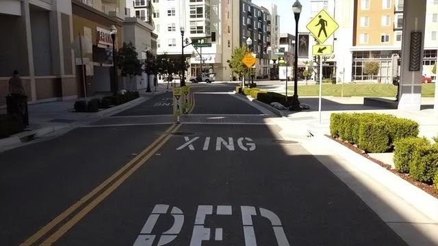 國外斑馬線上的“XING”是什么意思？千萬別當成拼音！-圖1