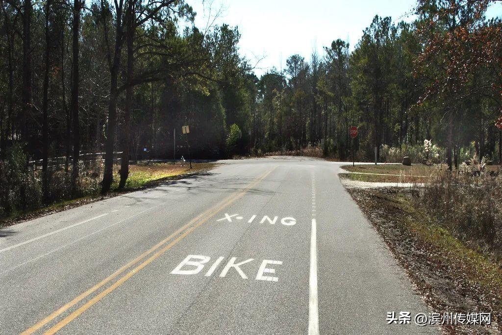 國外斑馬線上的“XING”是什么意思？千萬別當成拼音！-圖3
