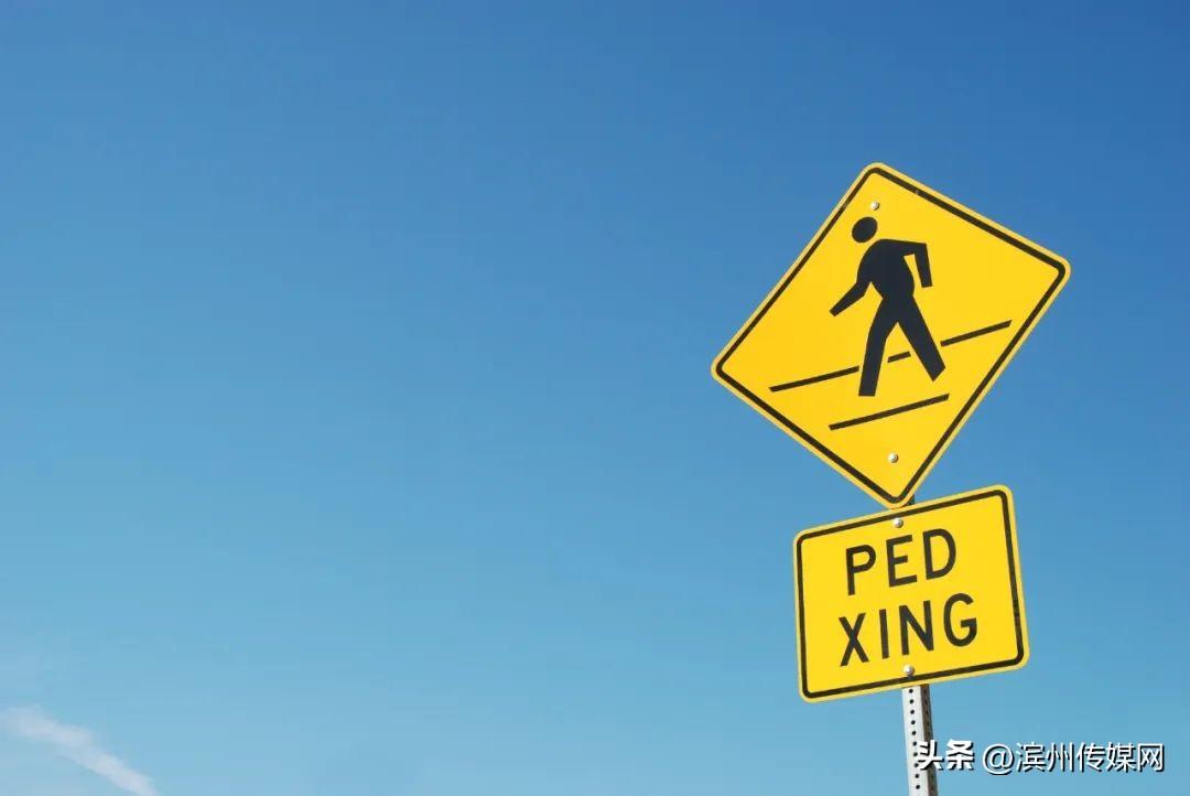國外斑馬線上的“XING”是什么意思？千萬別當成拼音！-圖4