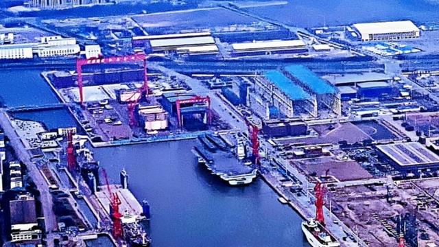 一夜過后，上海江南廠內(nèi)，新航母的旁邊，又一艘巨艦突然出現(xiàn)了-圖1