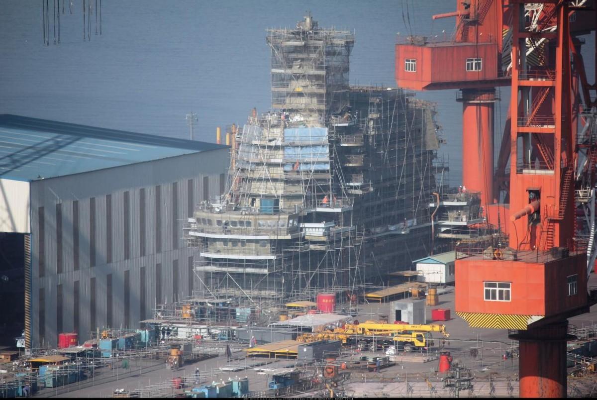 一夜過后，上海江南廠內(nèi)，新航母的旁邊，又一艘巨艦突然出現(xiàn)了-圖2