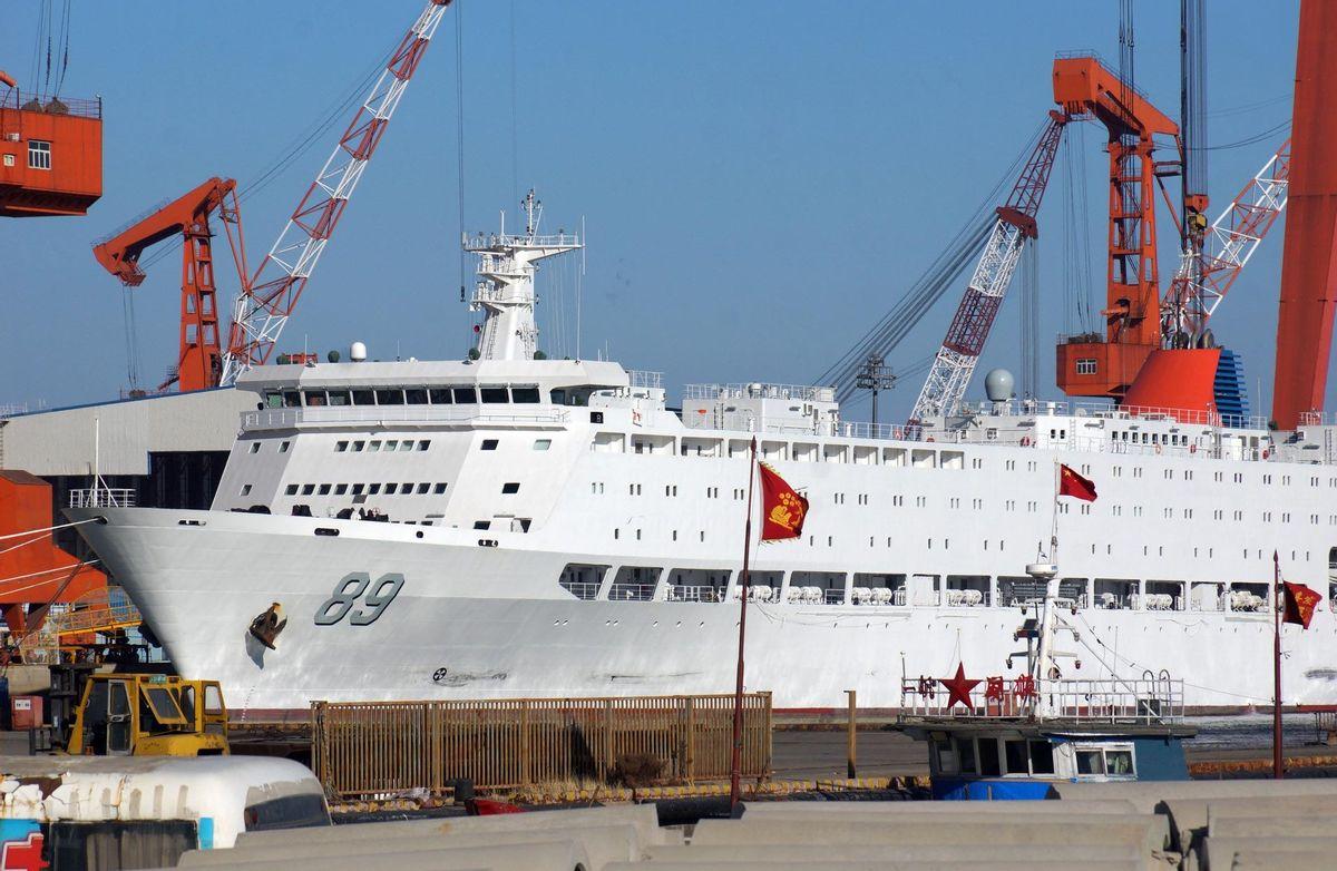 一夜過后，上海江南廠內(nèi)，新航母的旁邊，又一艘巨艦突然出現(xiàn)了-圖3