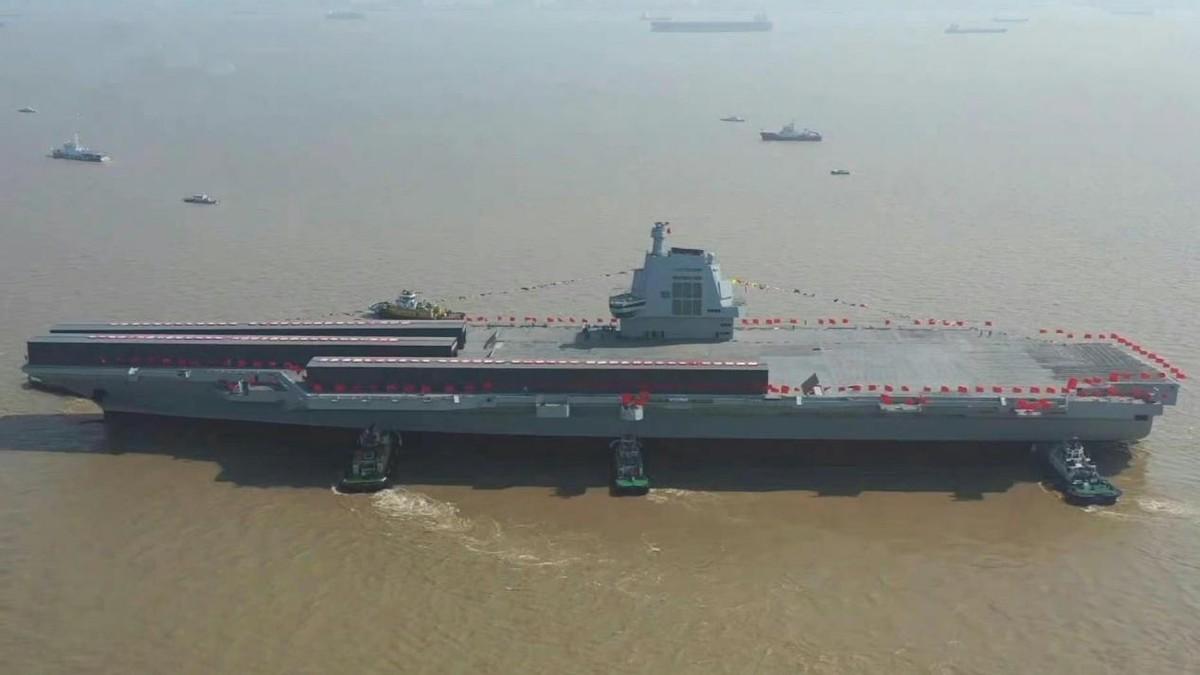 一夜過后，上海江南廠內(nèi)，新航母的旁邊，又一艘巨艦突然出現(xiàn)了-圖4