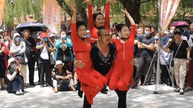 大快人心！沈陽勞動公園“鉆褲襠”“掛滿大媽”等不雅舞姿被整治-圖1