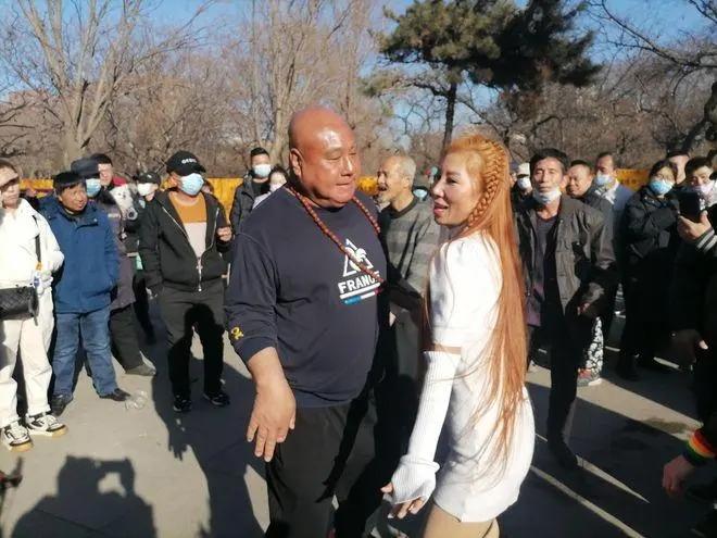 大快人心！沈陽勞動公園“鉆褲襠”“掛滿大媽”等不雅舞姿被整治-圖2