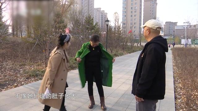 61歲大媽相親，想找年齡小的，還掀開衣服秀身材，大哥：你太老了-圖1