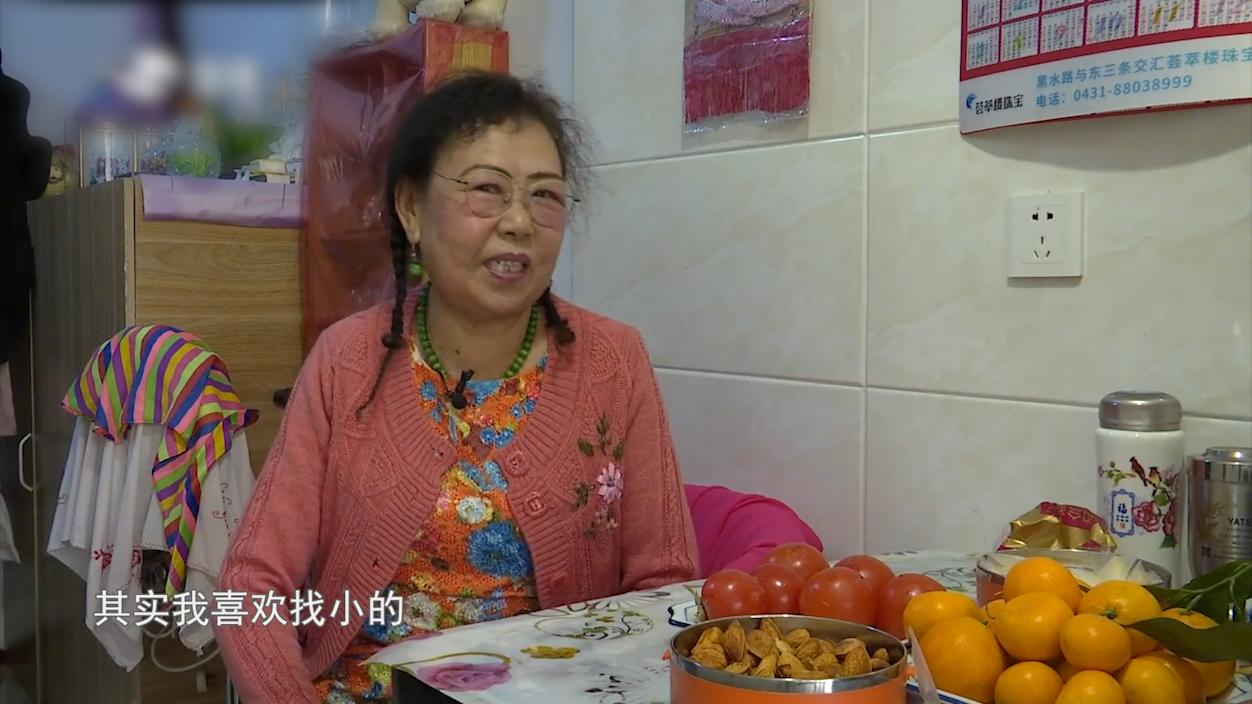 61歲大媽相親，想找年齡小的，還掀開衣服秀身材，大哥：你太老了-圖2