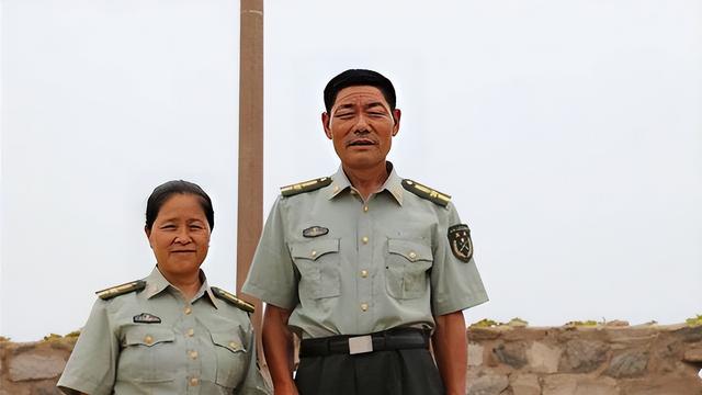 夫妻倆駐守孤島32年，沒水沒電沒居民，年薪5700，深夜靠喝酒壯膽-圖1